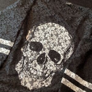 Express lace jersey shirt. Size medium.